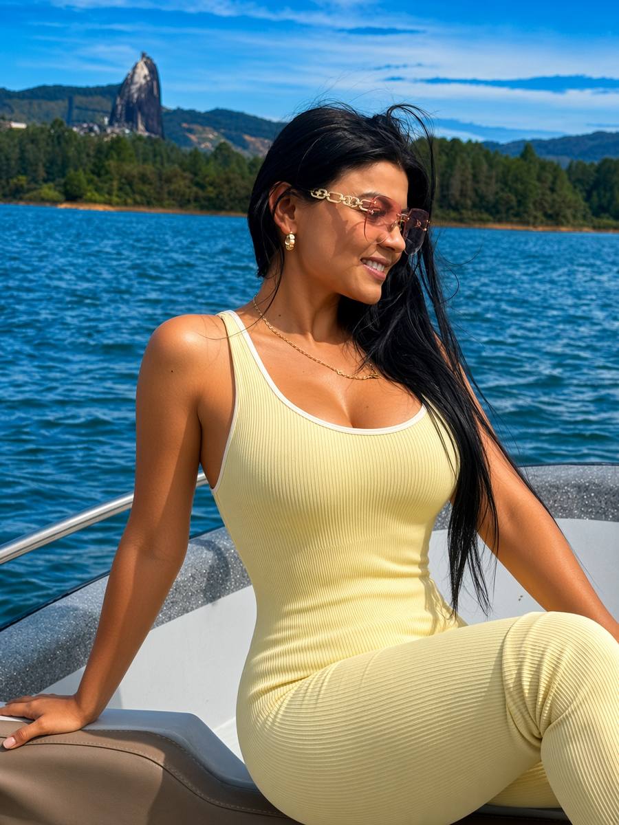 Alejandra Zuleta en el embalse de Guatapé, con la Piedra del Peñol al fondo