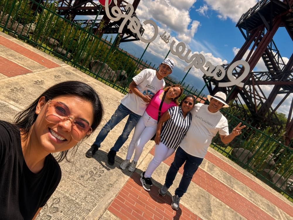 Alejandra con un grupo de viajeros en el Parque del Café