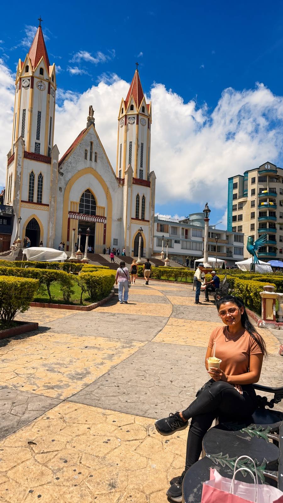 Plaza e iglesia de un pueblo cafetero de Colombia